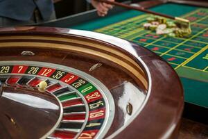 roulette en aambeien van het gokken chips Aan een groen tafel. foto