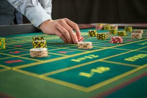 afbeelding van een groen tafel en wedden met chips. foto