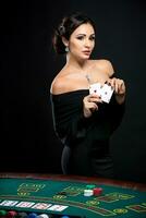 sexy vrouw met poker kaarten en chips foto