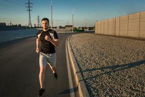 vol lengte portret van atletisch Mens rennen foto