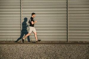 vol lengte portret van atletisch Mens rennen foto