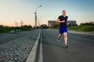 vol lengte portret van atletisch Mens rennen foto