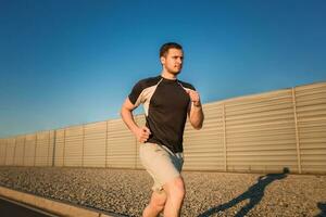 detailopname portret van atletisch Mens rennen foto