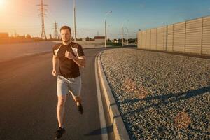 vol lengte portret van atletisch Mens rennen foto