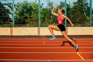 kant visie mooi jong vrouw oefening jogging en rennen Aan atletisch bijhouden Aan stadion foto