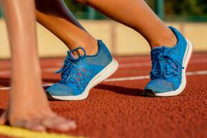 detailopname van vrouw poten Aan begin voordat jogging foto