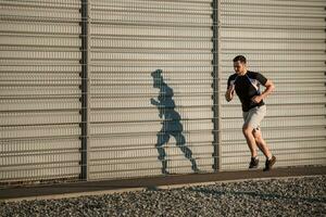 vol lengte portret van atletisch Mens rennen foto
