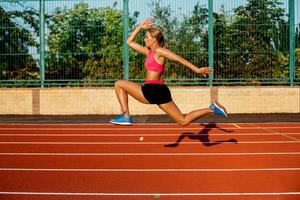 kant visie mooi jong vrouw oefening jogging en rennen Aan atletisch bijhouden Aan stadion foto