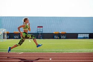 mooi jong vrouw oefening jogging en rennen Aan atletisch bijhouden Aan stadion. foto