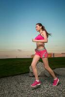 rennen vrouw. loper jogging in zonnig natuur. foto