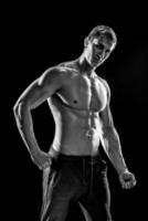 sterk Mens tonen perfect buikspieren, houders, biceps, triceps en ch foto