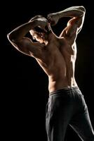 sterk Mens tonen perfect buikspieren, houders, biceps, triceps en ch foto