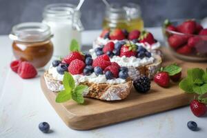 ai gegenereerd vers ontbijt met bosbes, aardbei, framboos Ricotta rogge boterhammen. ai gegenereerd foto