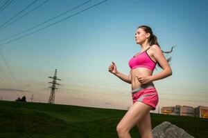 rennen vrouw. loper jogging in zonnig natuur. foto