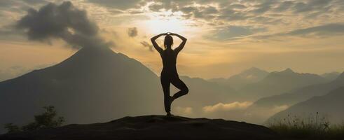 ai gegenereerd silhouet van een vrouw beoefenen yoga in de top met berg achtergrond. ai gegenereerd foto