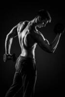 geschiktheid Mens aan het doen opdrachten met halters Bij biceps, achterzijde visie foto