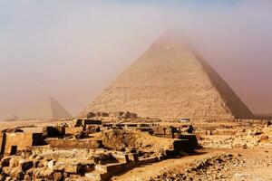 beroemd Egyptische piramides van gizeh. landschap in Egypte. piramide in woestijn. Afrika. zich afvragen van de wereld foto