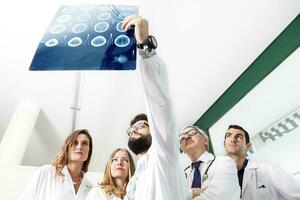 groep van artsen onderzoeken een röntgenstraal in ziekenhuis foto