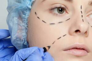 mooi jong vrouw perforatie lijnen plastic chirurgie operatie foto