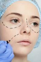 mooi jong vrouw perforatie lijnen plastic chirurgie operatie foto