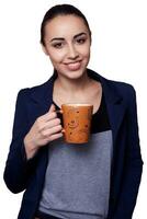 gelukkig glimlach bedrijf vrouw koffie geïsoleerd wit achtergrond foto