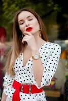 mooi model- kijken brunette vrouw vervelend wit polka dots foto