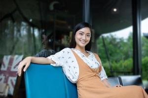 Aziatische vrouwen glimlachend en gelukkig ontspannen in een coffeeshop na het werken in een succesvol kantoor.