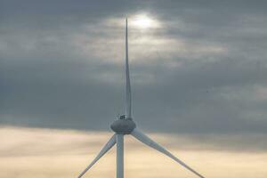 wind turbine tegen dramatisch lucht foto