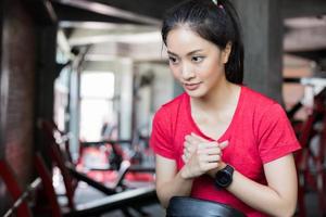 mooie gespierde fitte vrouw die spieren bouwt en fitness vrouw die oefeningen doet in de sportschool. fitness - concept van gezonde levensstijl foto