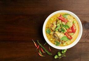 kip groen kerrie Aziatisch voedsel, rundvlees groen kerrie Thais voedsel Aan een soep kom met een mengsel van kruiden, groenten en Thais rood chili specerijen. top visie. foto