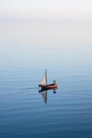 minimalistische foto een schip Aan zee