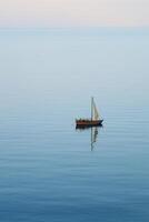 minimalistische foto een schip Aan zee