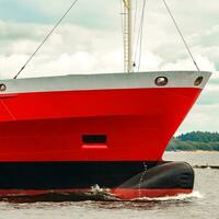 rood nieuw lading schip in beweging Buitenland. Product exporteren in Europa foto