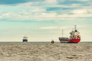 rood nieuw lading schip in beweging Buitenland. Product exporteren in Europa foto