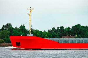 oranje lading schip. logistiek en handelswaar transporten foto