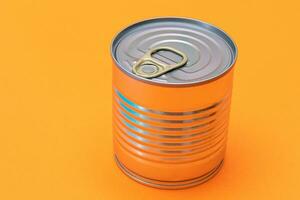 ongeopend blik kan met blanco rand Aan oranje achtergrond. ingeblikt voedsel. aluminium kan voor veilig en lang termijn opslagruimte van voedsel. staal verzegeld voedsel opslagruimte houder foto