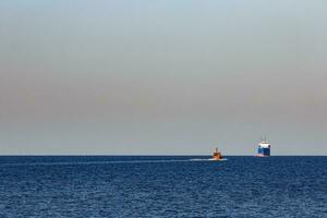 blauw lading schip het zeilen van de Baltisch zee foto