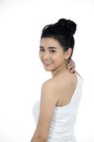 schoonheid Aziatische vrouwen mode perfecte huid portret en lachende jonge vrouw op witte achtergrond. foto