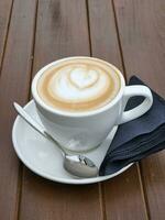gebrouwen koffie in een wit beker. cappuccino in een kop foto