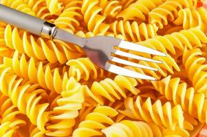 een vork is zittend Aan top van een kom van pasta foto