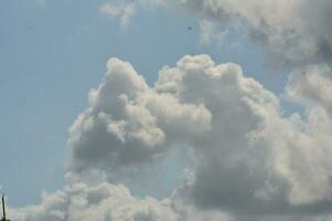 achtergrond foto van een bewolkt lucht gedurende de dag