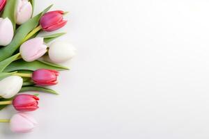 ai gegenereerd een gemakkelijk nog elegant arrangement van Pasen eieren en tulpen Aan een wit achtergrond met kopiëren ruimte foto