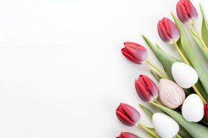 ai gegenereerd een gemakkelijk nog elegant arrangement van Pasen eieren en tulpen Aan een wit achtergrond met kopiëren ruimte foto