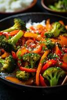 ai gegenereerd een groente roerbak in een wok, met broccoli, wortels, en klok paprika's foto
