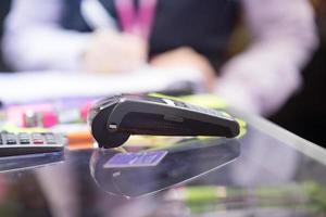 Aziatische zakenvrouwen hand met creditcard veegmachine voor betaling in cafetaria en supermarkt foto