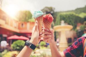 mooie vrouw die ijs vasthoudt en eet op zomervakantie foto