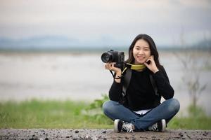 sian jonge vrouwen mensen wandelen met vrienden rugzakken samen wandelen en kaart kijken en fotocamera nemen langs de weg en er gelukkig uitzien, ontspannen tijd op vakantie concept reizen foto