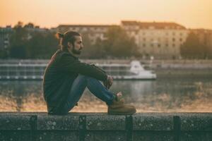 depressief modern zakenman zittend door de rivier. foto