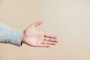 dichtbij omhoog beeld van mannetje hand- tonen handenschudden gebaar. foto