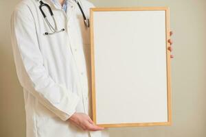 beeld van mannetje dokter Holding wit bord. foto